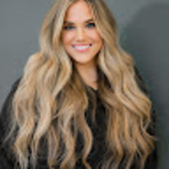 Profile Picture of Hannah Kerns (@kernshm) on Poshmark