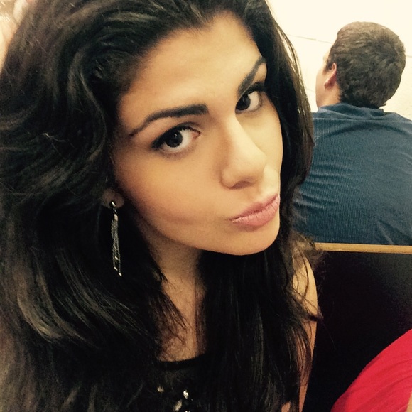 Profile Picture of Giana Meloro (@itsgigigirl) on Poshmark