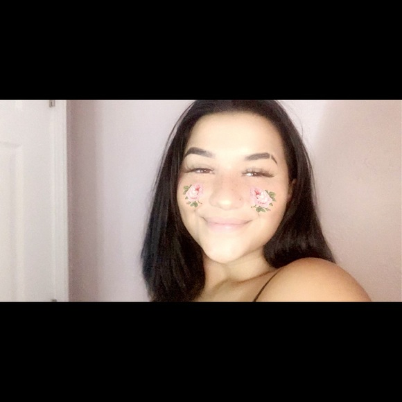 Profile Picture of Rose Colgate (@rosecolgate) on Poshmark