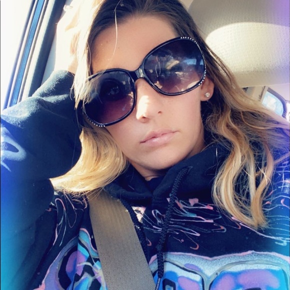 Profile Picture of Sabrina Skwarczynski (@sskwarczynski) on Poshmark