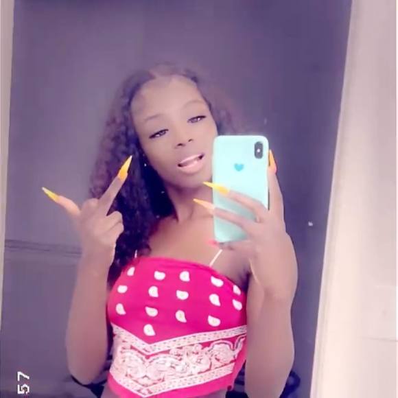 Profile Picture of Fée Fēe (@f3ef3e) on Poshmark