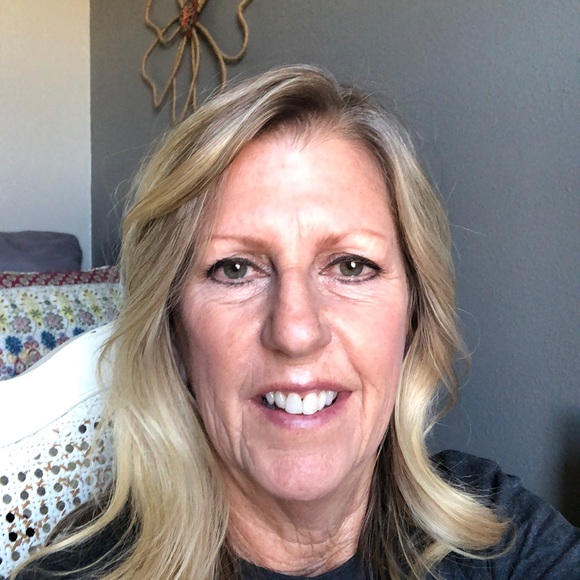 Profile Picture of Tamara Newman (@tamararaenewman) on Poshmark