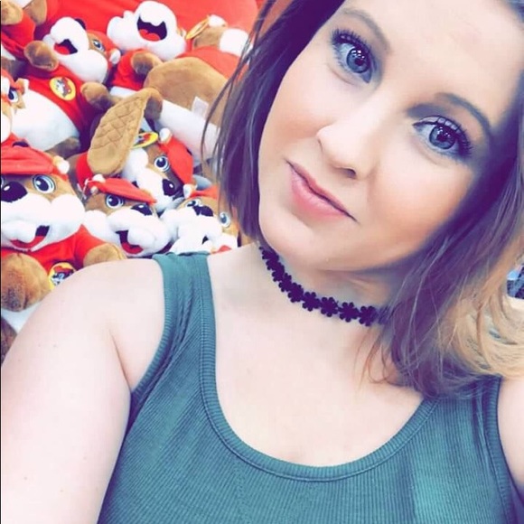 Taylor Brenneman - Poshmark Profile Picture of Taylor Brenneman (@mommabear993) on Poshmark