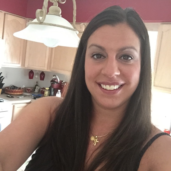 Profile Picture of Tammy Lombardo (@tlal100) on Poshmark