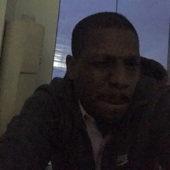 Profile Picture of Louren Bates (@lourenzbates) on Poshmark