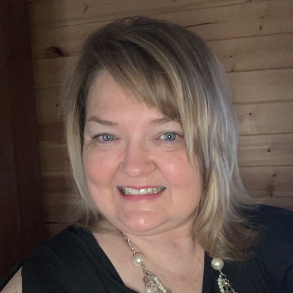 Profile Picture of Cindy Jolly (@cindyjolly619) on Poshmark