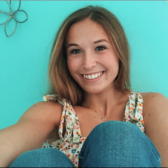 Profile Picture of Sara Lynch (@sara_lynch) on Poshmark