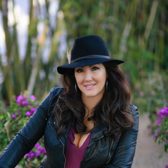 Profile Picture of Tracey Martin (@traceylmalibu) on Poshmark