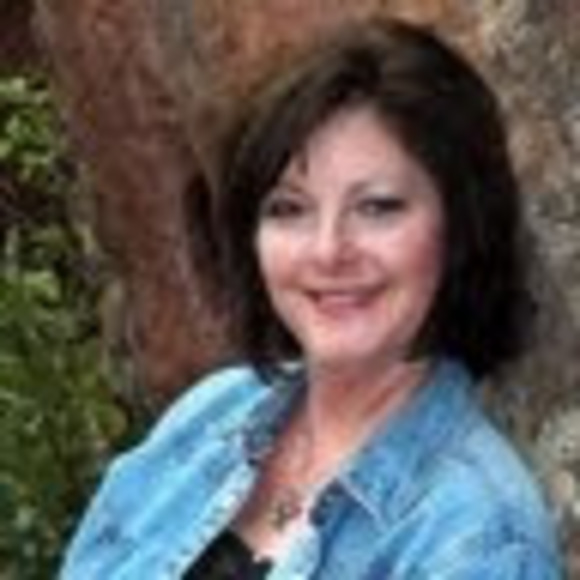 Profile Picture of Kris Hansen (@khansen144) on Poshmark