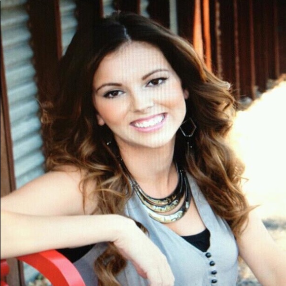 Profile Picture of Amy Woolfolk (@amywoolfolk) on Poshmark