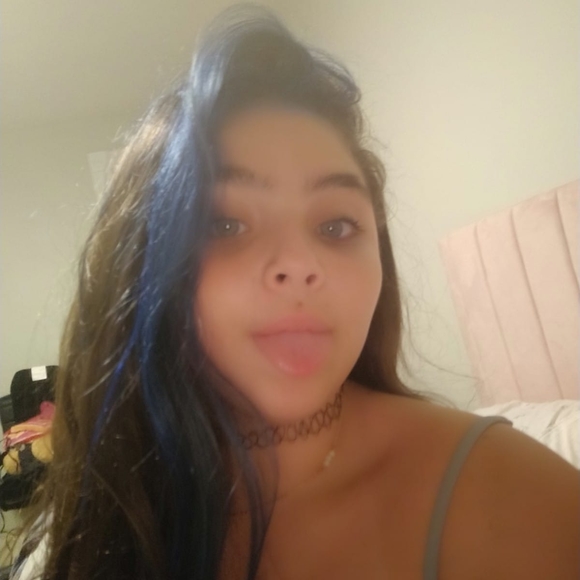 Profile Picture of Ana livia Santos (@analiviaeua09) on Poshmark