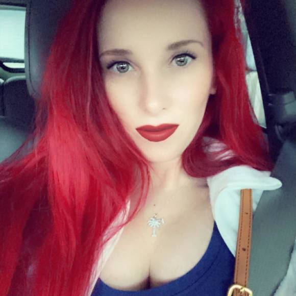 Profile Picture of Kelly James (@kellyjames86) on Poshmark