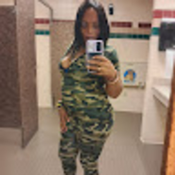 Profile Picture of Tinayia Poole (@tinayiapoole75) on Poshmark