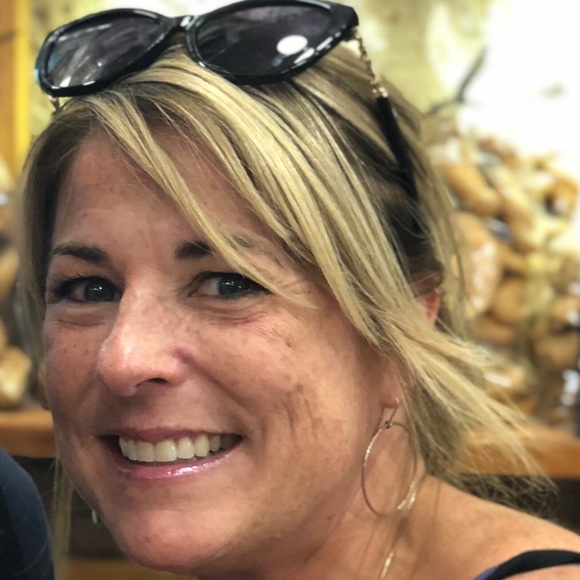 Profile Picture of Debra Koehler (@debi_k99) on Poshmark