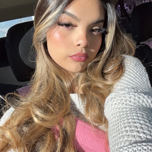 Profile Picture of Lilly Danielle (@lillydanielle__) on Poshmark