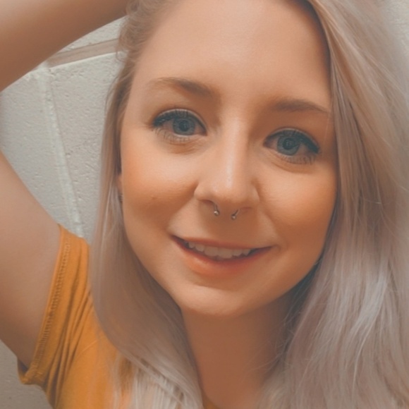 Profile Picture of Arianna Heator (@ariannah_16) on Poshmark