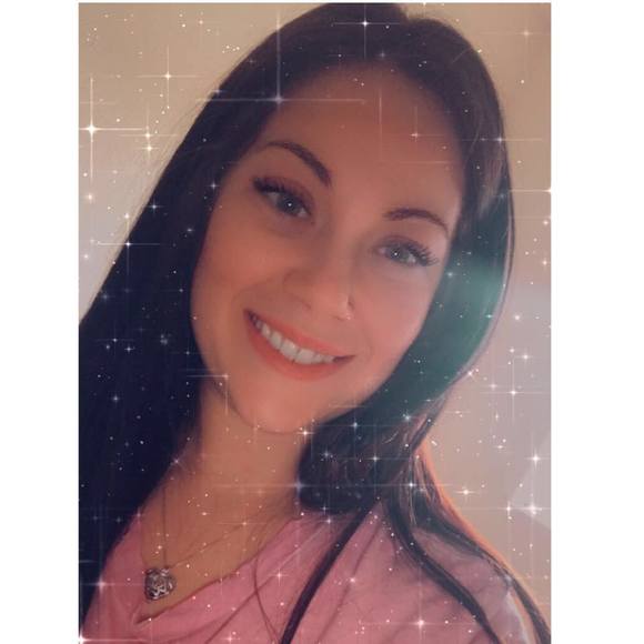 Profile Picture of Amber Mcvicker (@burrbbyxo) on Poshmark