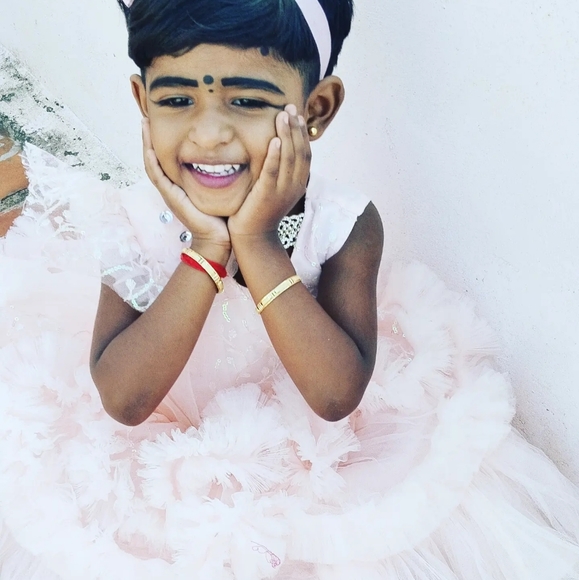 Profile Picture of Meena Meena (@mmeena9905) on Poshmark