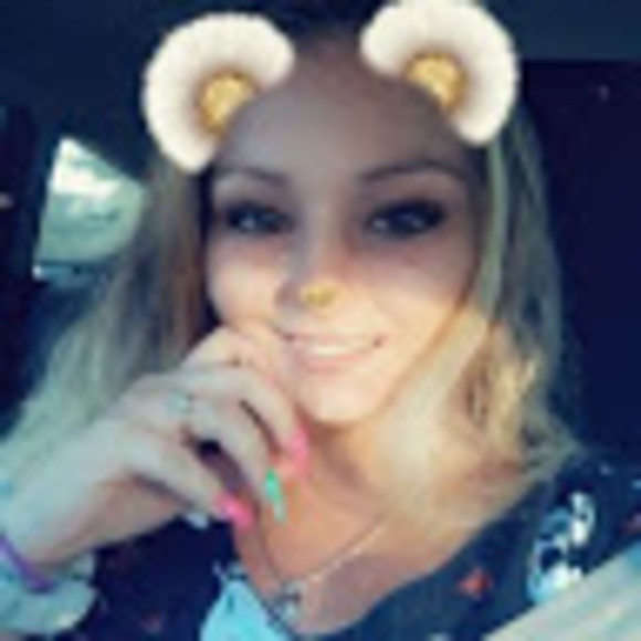 Profile Picture of Heather Locklear (@heatherlockl733) on Poshmark