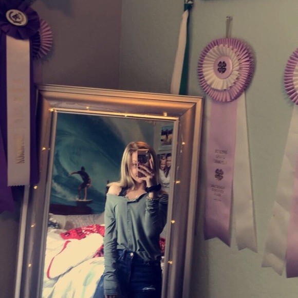 Profile Picture of Isabelle Halstead (@izzyhalstead) on Poshmark
