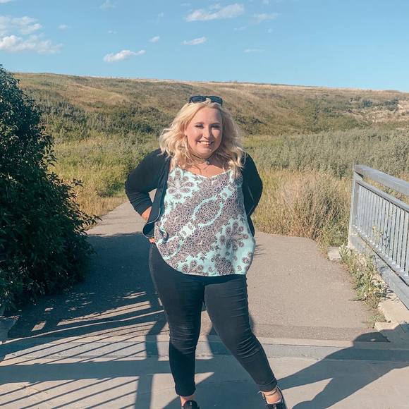 Profile Picture of Tatum Wysockyj (@twysockyj) on Poshmark