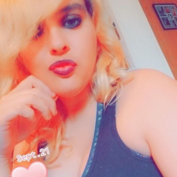 Profile Picture of April Moore (@aprilmoore101) on Poshmark