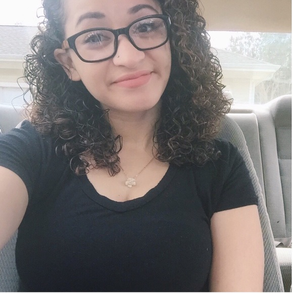 Profile Picture of Jerilyn Leon (@jerridiane) on Poshmark