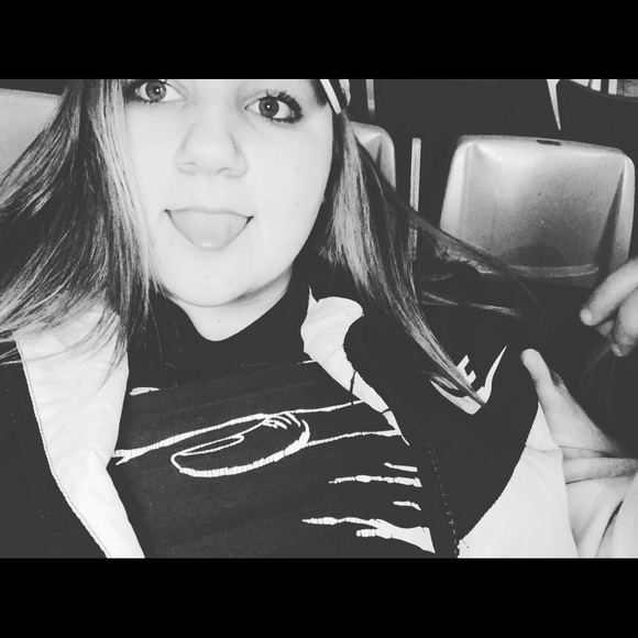 Symphony Greenlee - Poshmark Profile Picture of Symphony Greenlee (@symphonyg) on Poshmark