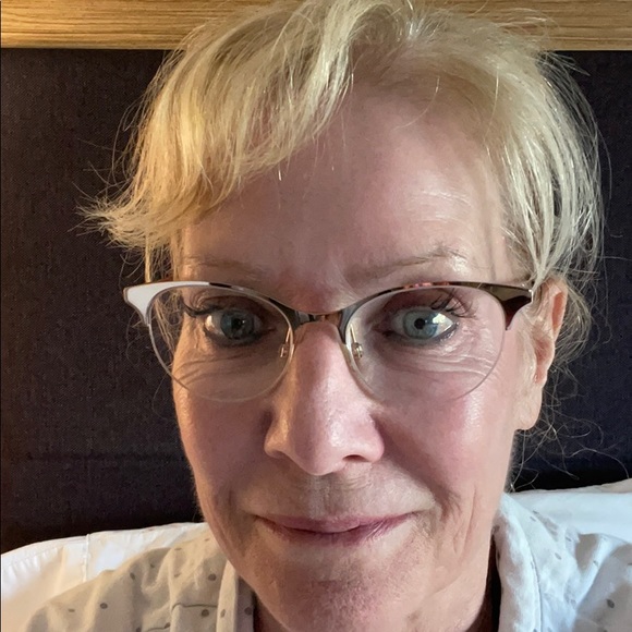 Profile Picture of Suzanne Zellem (@flatty_z) on Poshmark