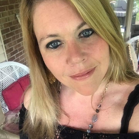 Profile Picture of Gretchen Braitsch (@gretchbr) on Poshmark