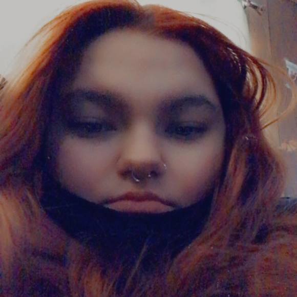 Profile Picture of Desirae Thompson (@desirae1117) on Poshmark