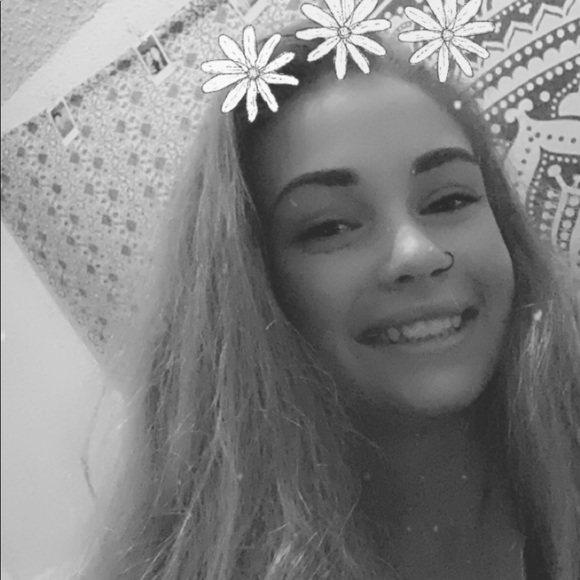 Profile Picture of Emma Tassone (@emma6785) on Poshmark