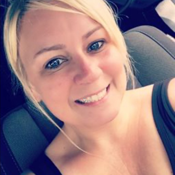 Profile Picture of Patricia Revis (@patriciarevis) on Poshmark