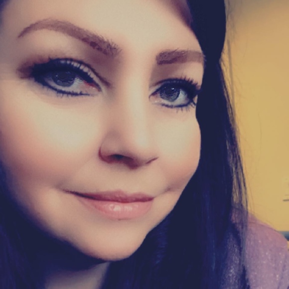 Profile Picture of Devona Aspeitia (@hidevona25) on Poshmark