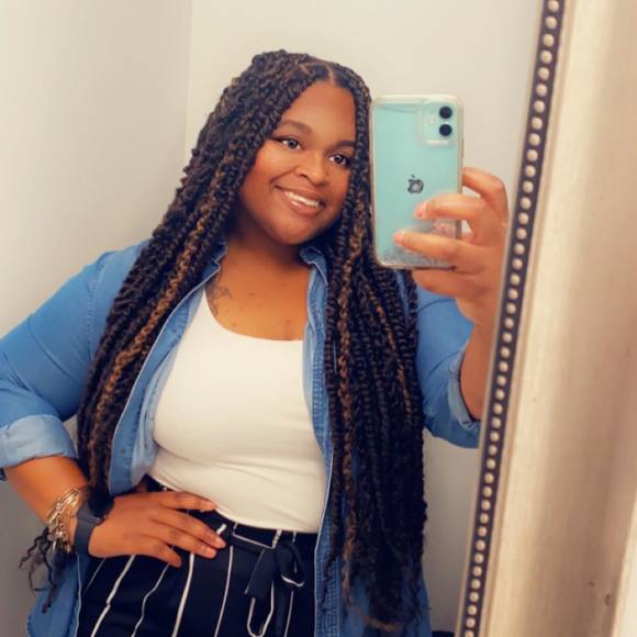 Profile Picture of Amber Bee (@amberbee737) on Poshmark