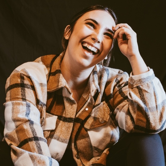 Profile Picture of Victoria Borges (@victoriaborg129) on Poshmark