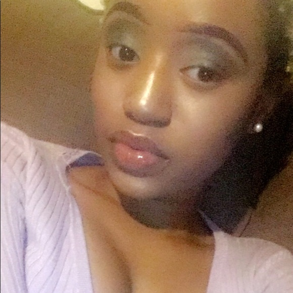 Profile Picture of Adrian Williams (@adrianmarie2000) on Poshmark