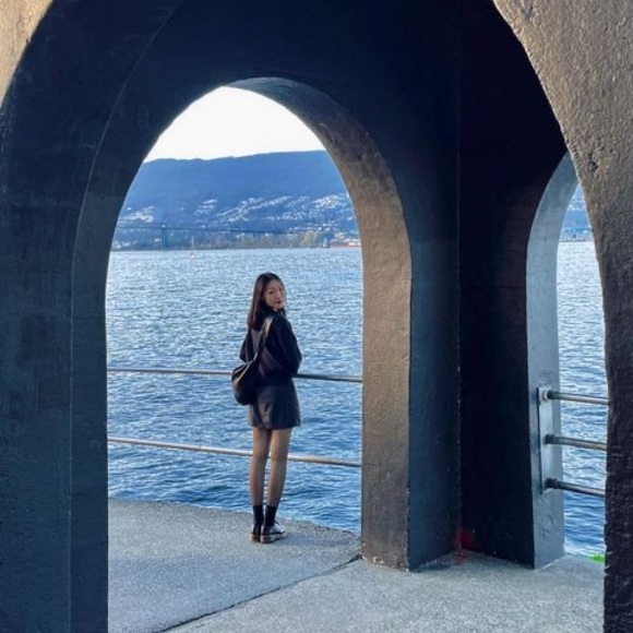 Profile Picture of Iris Xu (@irisziyanxu) on Poshmark