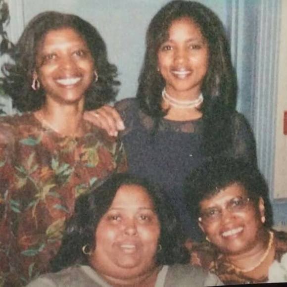 Profile Picture of Luanne Gilchrist (@elisespencer) on Poshmark