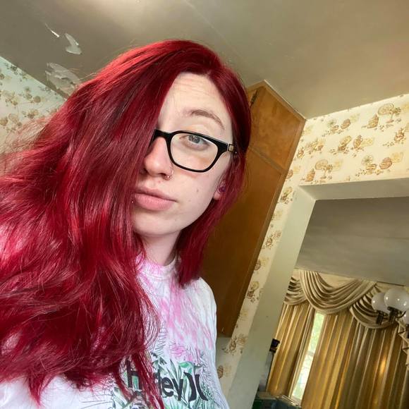 Profile Picture of Kassidee Artley (@771323) on Poshmark