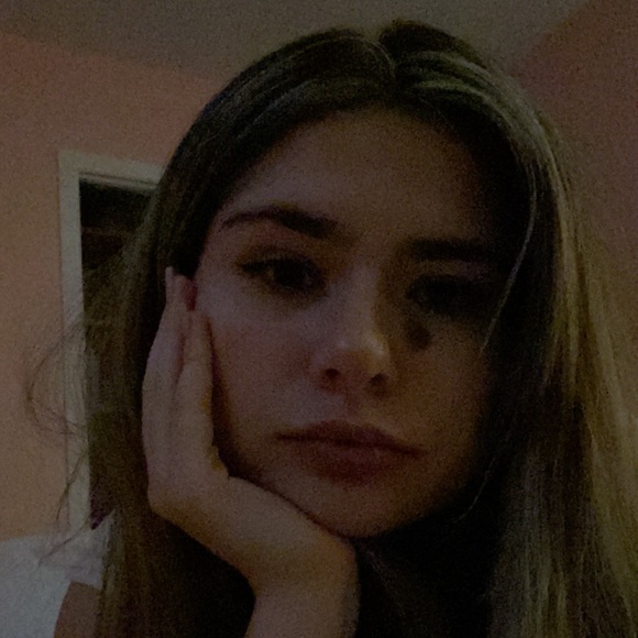 Profile Picture of Andreana Theodoropoulos (@andreanatheo) on Poshmark