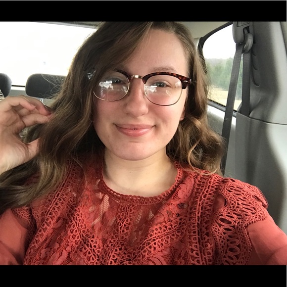 Hannah Tolzmann - Poshmark Profile Picture of Hannah Tolzmann (@hannah_tolzmann) on Poshmark