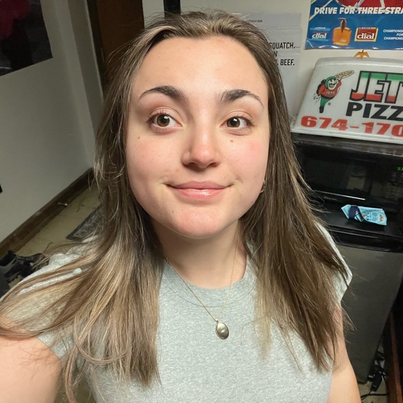 Profile Picture of Ava Hayes (@avahayes28) on Poshmark