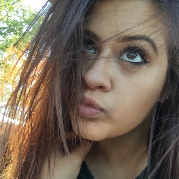 Profile Picture of Janelle Harper (@janelle____) on Poshmark