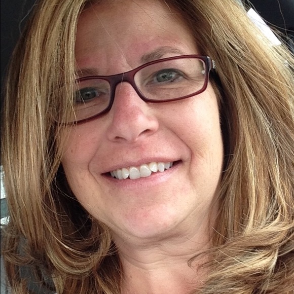 Profile Picture of Sharon Persky (@greatestbuys510) on Poshmark