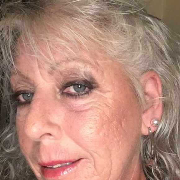 Profile Picture of Pammy Brueggemann (@pbbuzybeez2017) on Poshmark