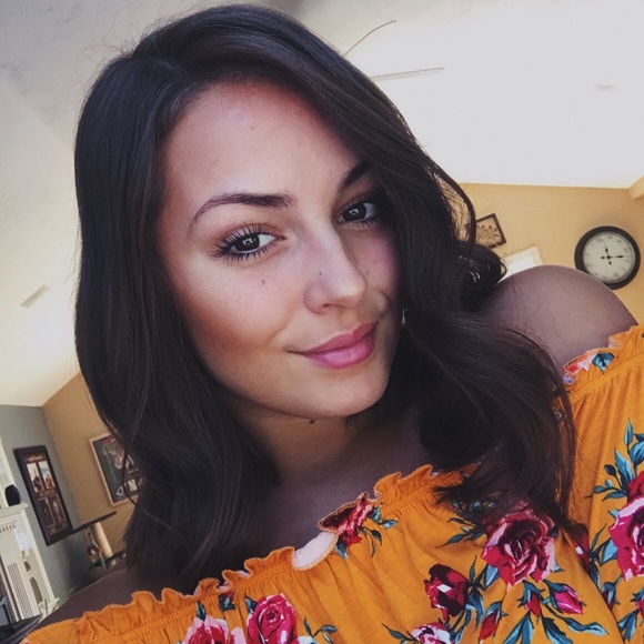 Profile Picture of Danielle Rounds (@danielleroundss) on Poshmark