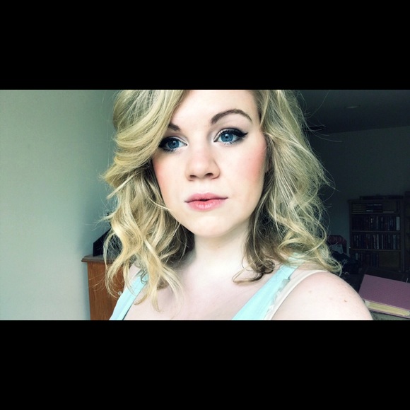 Profile Picture of Rianne Sharpsten (@rsharpsten) on Poshmark