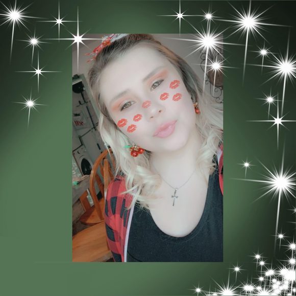 Profile Picture of Brittany Benting (@bentingbrittany) on Poshmark