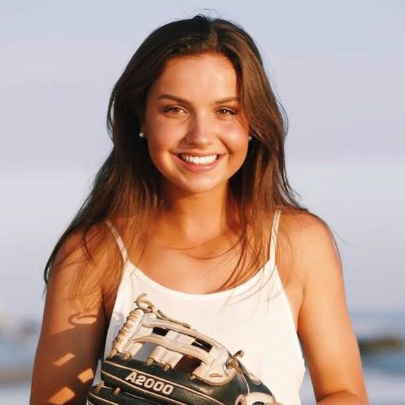 Profile Picture of Emmie Farnam (@emmiefarnam) on Poshmark